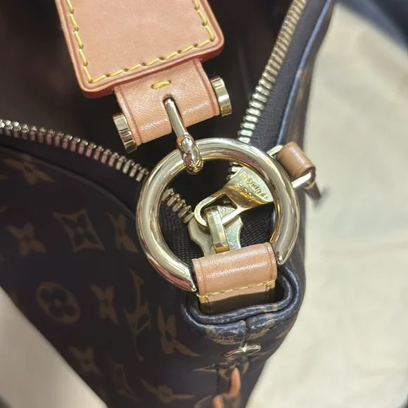 Selling my louis vuitton bag. - Picture 4 of 5